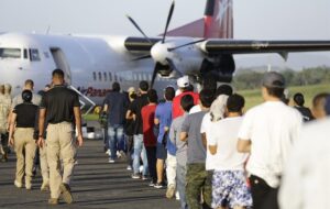 Panamá expulsa y deporta a otro grupo de 30 colombianos