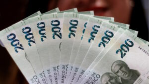 Panorama electoral y postura monetaria de EE.UU. deprecian al peso mexicano, advierten expertos
