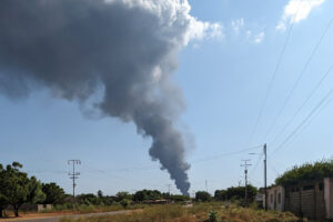 Patio de tanques abandonado por Pdvsa en Zulia se incendió este #10Ene