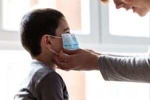 Pediatras alertan a padres ante síntomas respiratorios por variante covid-19
