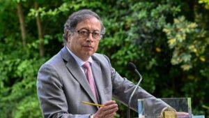 Petro denuncia que buscan sacarlo de la Presidencia de Colombia con allanamiento a sindicato de maestros (Detalles) - AlbertoNews