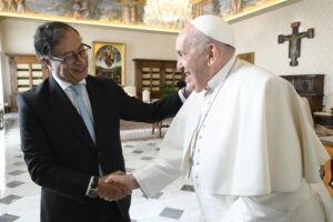 Petro le propone al papa una reunión con el ELN en el Vaticano