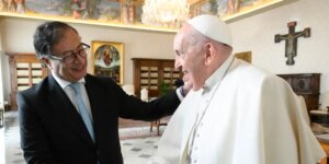 Petro pide al Papa que acoja en el Vaticano una ronda de negociaciones con la guerrilla del ELN