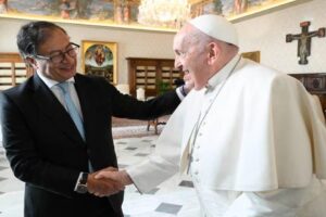 Petro plantea que el Vaticano sea sede de diálogos con el ELN