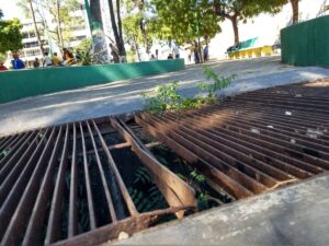Piden reparar alcantarilla de la Plaza Brión en Maiquetía