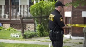 Policía de EEUU busca a hombre armado tras la muerte de siete personas cerca de Chicago - AlbertoNews