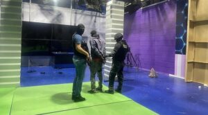 Policía de Ecuador captura a delincuentes y retoma control de canal de televisión