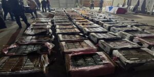 Policía de Ecuador halla media tonelada de droga en cargamentos a Europa