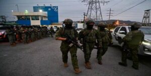 Policías y militares intervienen cárcel de donde se fugó «Fito» en Ecuador