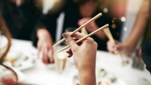 Por qué deberías frotar los palillos chinos antes de empezar a comer