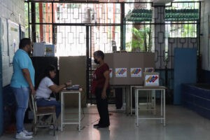 Por qué el aumento de mesas de votación para las presidenciales preocupa a observadores electorales