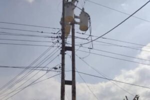 Poste de luz deteriorado pone en riesgo a familias en Anzoátegui