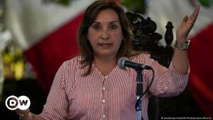 Presidenta de Perú es agredida por mujeres en región andina – DW – 21/01/2024