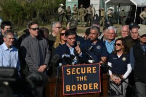 Presidente de la Cámara de Representantes de EEUU exigió en la frontera con México medidas más estrictas a cambio de apoyar fondos para Ucrania (+Videos)