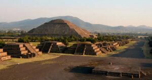 Quién fue el arqueólogo que descubrió un increíble túnel debajo de Teotihuacán que nunca se abrirá al público