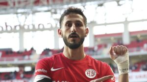 Regresa a Israel el futbolista detenido en Turquía por un gesto sobre la guerra de Gaza tras marcar gol