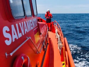 Rescatan los cadáveres de cinco migrantes del cayuco que quedó a la deriva el domingo en aguas de El Hierro