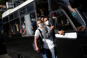 Retienen autobuses por circular a altas velocidades por autopistas de Caracas
