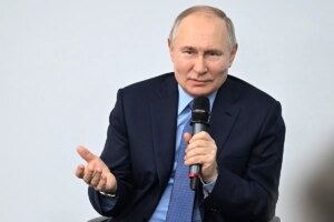 Rusia designa como "agente extranjero" a uno de sus escritores ms populares por su oposicin a la guerra en Ucrania