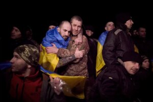 Rusia y Ucrania intercambian cientos de prisioneros por primera vez desde hace meses