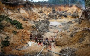 Autoridades aseguran que han evacuado casi 8 mil 200 mineros ilegales de la Amazonía