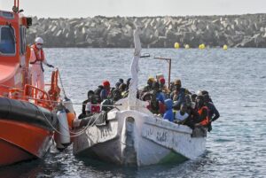 Salvamento Marítimo traslada al puerto de La Restinga a 108 migrantes