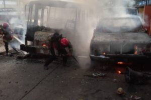 Se incendiaron varios vehículos cerca del Hospital de los Magallanes de Catia este #5Ene (+Videos)