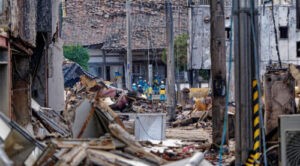 Suben a 126 los muertos por sismo en Japón