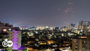 Tel Aviv recibe 2024 con cohetes lanzados desde Gaza – DW – 01/01/2024
