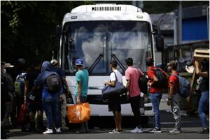 Texas revela que ha enviado a más de 100.000 migrantes en autobuses a ciudades demócratas (+Datos)