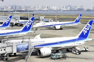 Un avin regresa a Tokio despus de que un pasajero mordiera a un auxiliar de vuelo