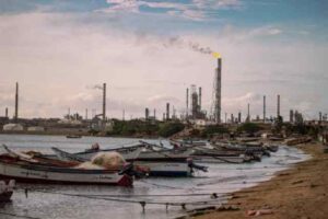 Un nuevo derrame de petróleo afecta a las costas de Paraguaná