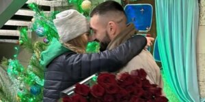 Una médica militar ucraniana da el 'sí, quiero' a su novio tras ser liberada por Rusia después de dos años de cautiverio