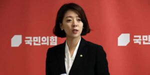 Una política surcoreana permanece hospitalizada tras ser atacada por un adolescente