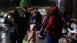 Unos 500 migrantes hondureños y venezolanos salen en caravana hacia EEUU desde Honduras