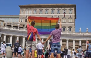 Vaticano advierte que la bendición a parejas homosexuales no será “litúrgica”