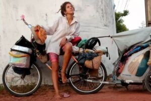 Venezolana que emprendió un viaje desde Brasil hacia su país en bicicleta fue hallada sin vida en el Amazonas brasileño (+Fotos)