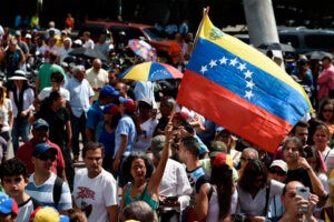 Venezolanos desean un cambio de gobierno en 2024, según sondeo a lectores de medios