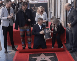 Willem Dafoe recibe la primera estrella del Paseo de la Fama de Hollywood de 2024