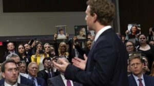 Mark Zuckerberg frente a las familias de las víctimas de las redes sociales en el Senado de EEUU.