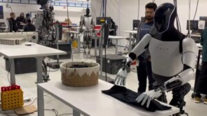 el robot Optimus ya es capaz de doblar camisetas
