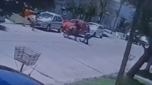 ladrón perdió pierna ortopédica en medio de un robo y vecino lo frenó con patada voladora (VIDEO)
