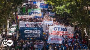 miles se unen a protestas contra Javier Milei – DW – 25/01/2024