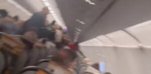 piloto escuchó “gritos de auxilio“ desde la bodega y realizó un aterrizaje de emergencia (VIDEO)