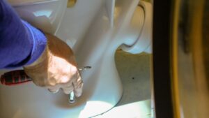 plomero halló decenas de huesos mientras arreglaba el piso de un baño (VIDEO)