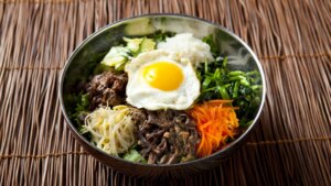 una receta coreana con arroz, ternera y huevo