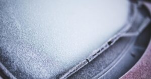 ¡Cuidado con el frío! Cómo retirar el hielo del parabrisas del coche con seguridad