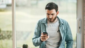 ¿Podrías lograrlo?, empresa de EEUU ofrece 10 mil dólares a quienes logren estar un mes sin usar su celular