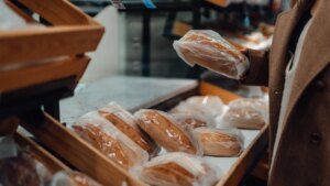 ¿Por qué el pan ya no dura tanto como antes? Responde un experto en alimentación