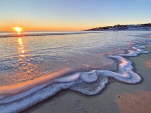 ¿Se pueden congelar las olas de mar? El VIDEO en una playa de Maine que se hizo VIRAL